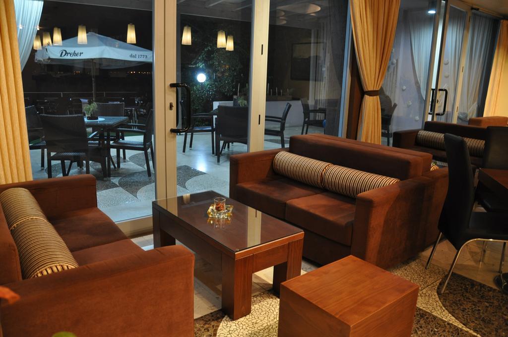 Ambasador Hotel Vlorë Exterior foto
