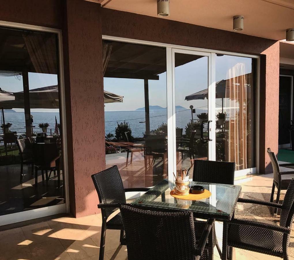 Ambasador Hotel Vlorë Exterior foto